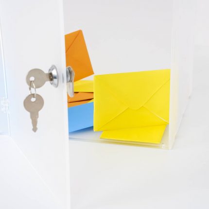 cubo satinato plexiglass con serratura chiave aperto