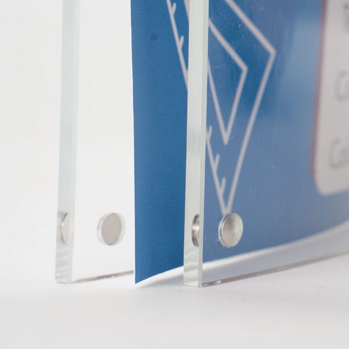 porta depliant co calamite in plexiglass trasparente da banco
