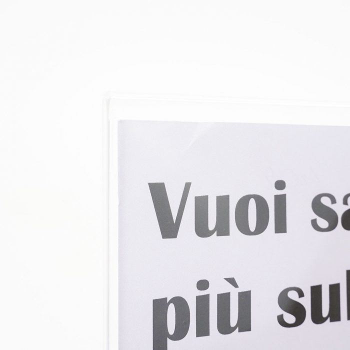 porta avvisi A4 tasca porta deplaint angolo plexi