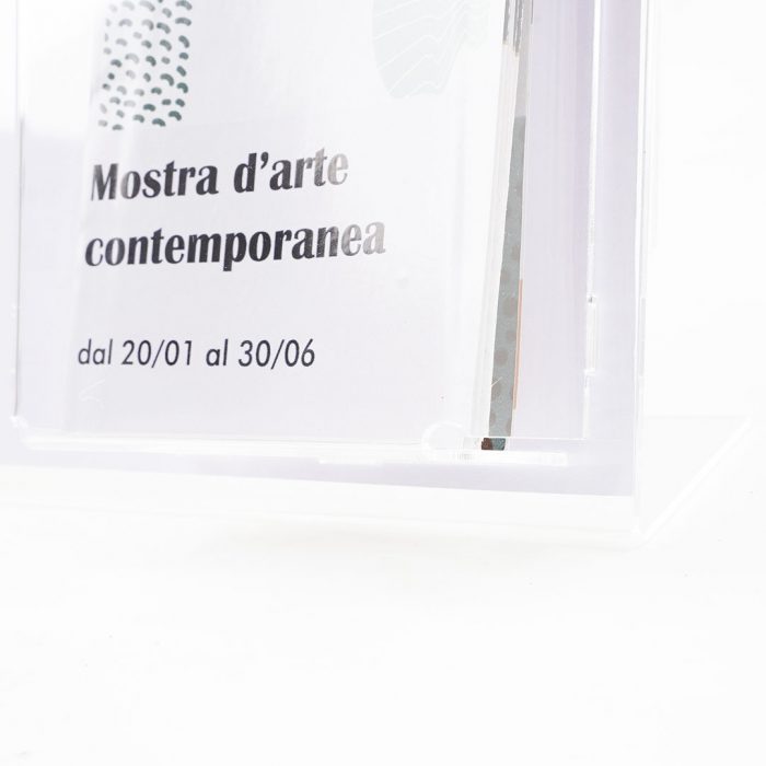 porta avvisi A4 tasca porta deplaint dettaglio plexiglass