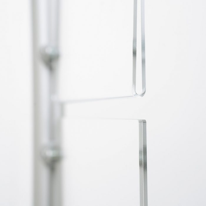 porta avvisi verticale in plexiglass da terra dettaglio tasca