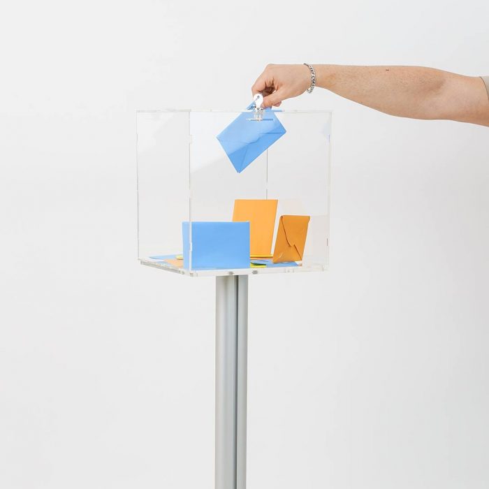 cubo trasparente plexiglass autoportante lettere con fessura