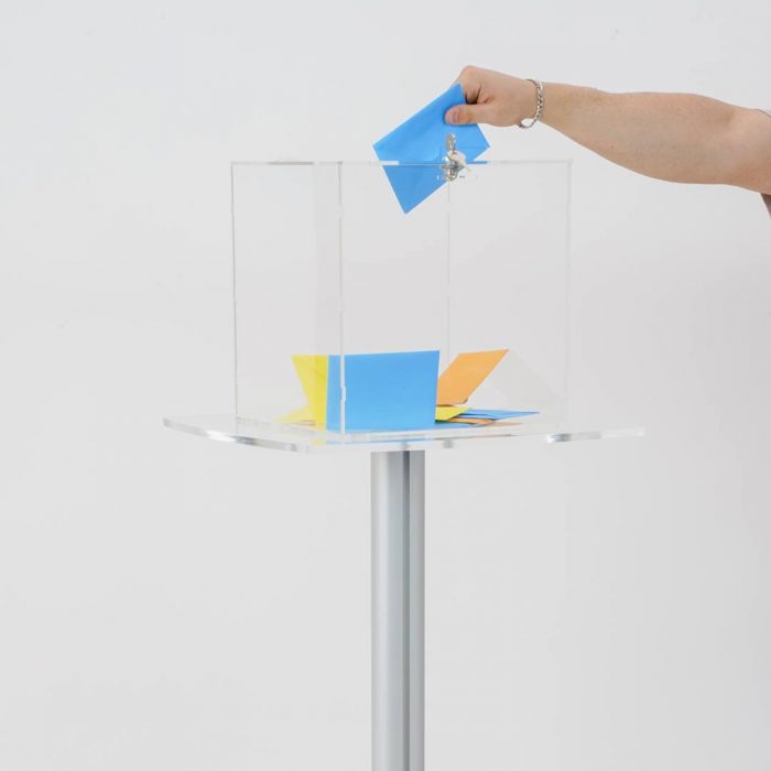 tavolino cubo plexiglass con tavolino inserimento lettera
