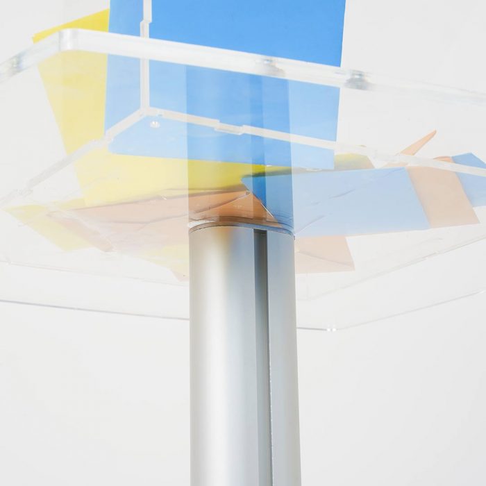 tavolino cubo plexiglass con tavolino inserimento lettera fissaggio