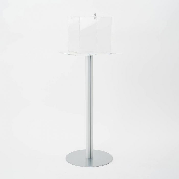 tavolino cubo plexiglass con tavolino vuoto