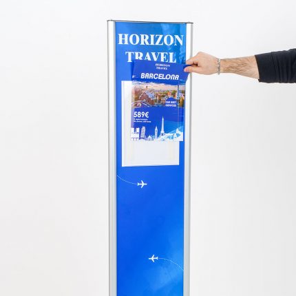 totem espositivo con grafica intercambiabiel