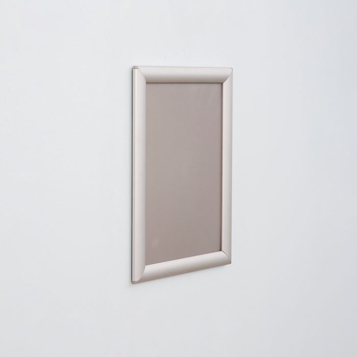 Kit da 10 pezzi di cornici con apertura a scatto, profilo da 25mm e angoli smussati. Foglio di protezione in PVC antiriflesso. Kit per fissaggio incluso. - immagine 2