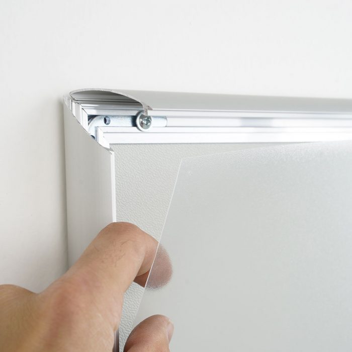 Cornice a scatto con profili frame 25 mm, angoli vivi e PVC frontale anti-riflesso - immagine 3