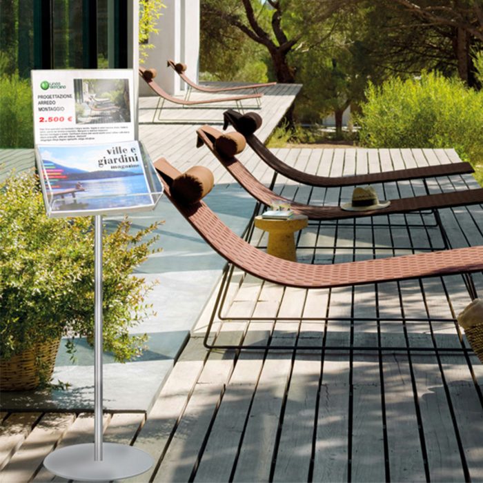 Espositore con contenitore  in acrilico f.to A4 orizzontale completo di porta avvisi e montante in alluminio diametro 30mm - immagine 2