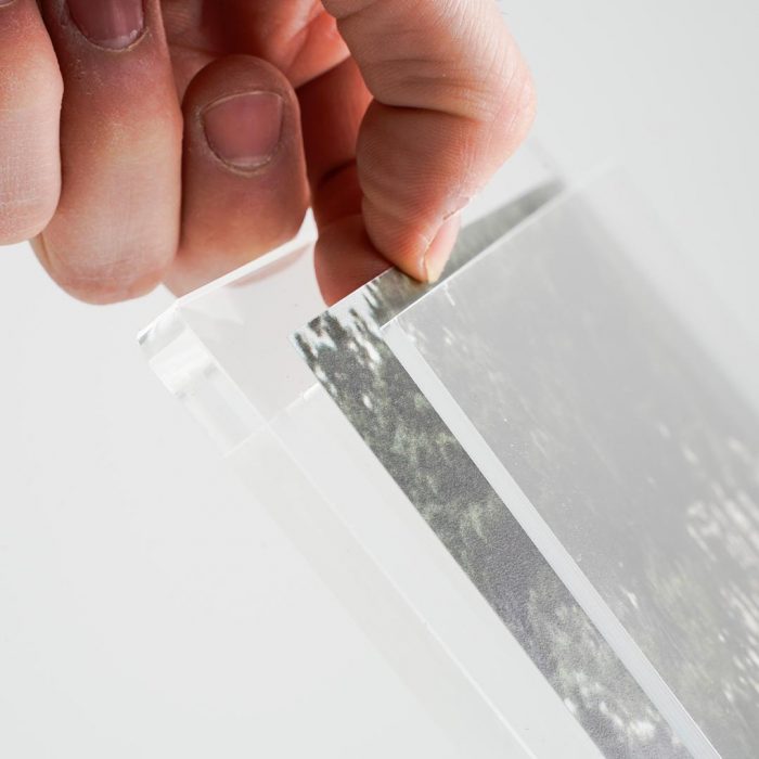 Leggio a L in acrilico con due tasche f.to A4 verticale - immagine 5