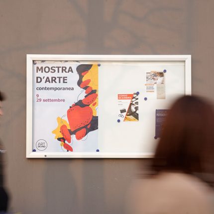Bacheca certificata per esterni con apertura a ribalta - F.to 24xA4