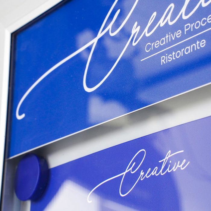 Bacheca per esterni con apertura a libro e pannello removibile per logo - F.to A4 - immagine 9