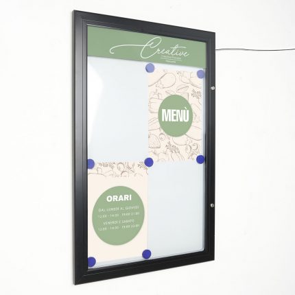 Bacheca per esterni con illuminazione a LED, apertura a libro e pannello removibile per logo - F.to 4xA4