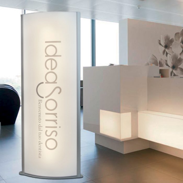 Totem bifacciale da interno luminoso con apertura a scatto 70x200 - immagine 6