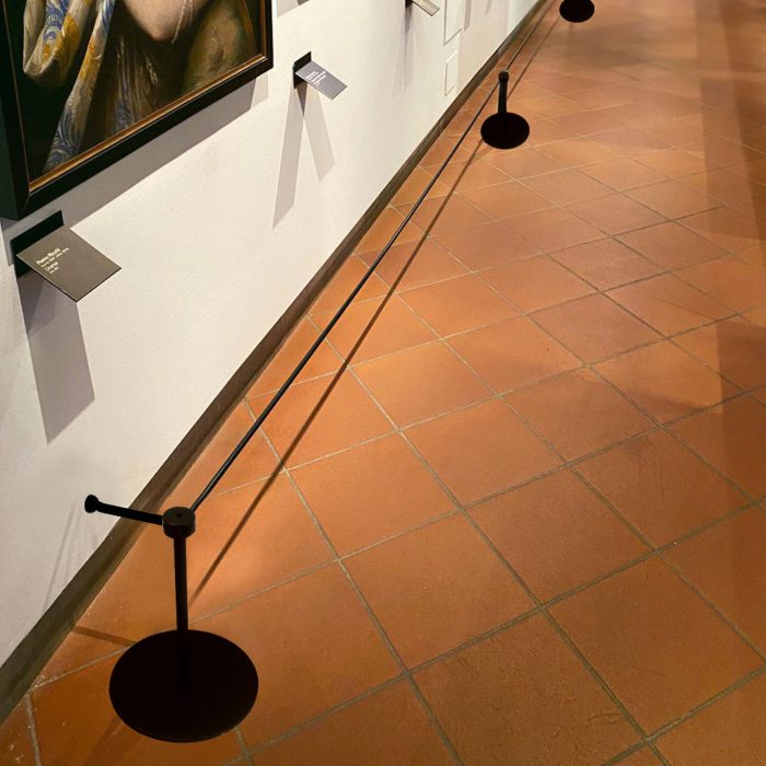 Aggancio Musem in PVC nero con quattro fori - immagine 3