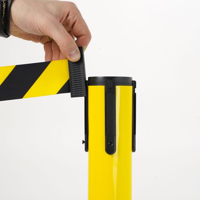 Colonnina in PVC giallo con base in plastica nera e nastro 3,5 metri giallo/nero - immagine 3