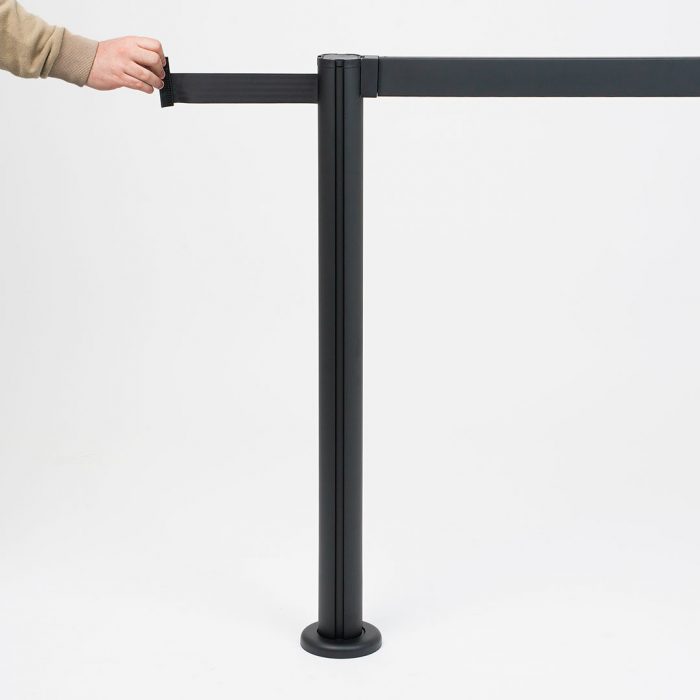 Colonnina nera con trasversa in alluminio lunghezza 1,5 mt e nastro 3 metri nero - immagine 3