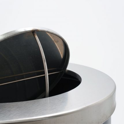 Cestino rotondo nero con coperchio girevole 38x73H cm