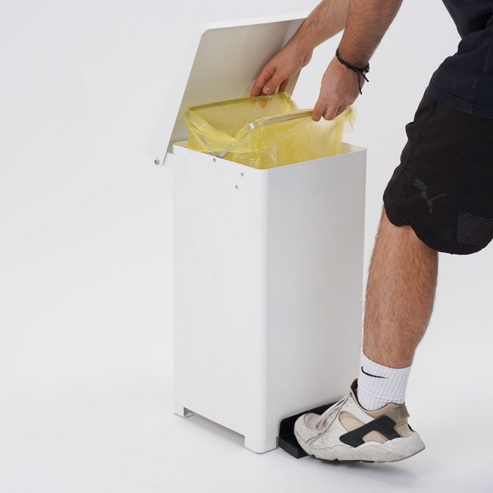 Pattumiera in metallo bianco con pedale e coperchio con sistema frenante completo di kit pittogrammi - Capacità 42 Lt - immagine 8