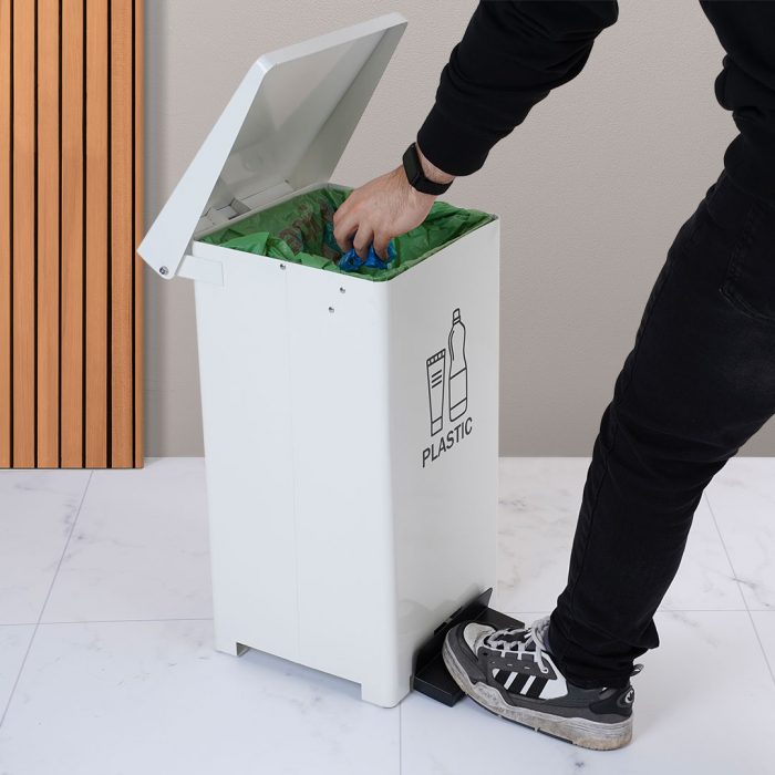 Pattumiera in metallo bianco con pedale e coperchio con sistema frenante completo di kit pittogrammi - Capacità 42 Lt - immagine 3