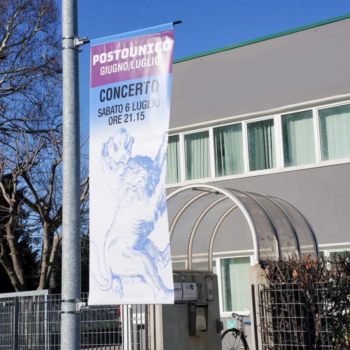 Porta banner per esterni a bandiera per pali - immagine 1
